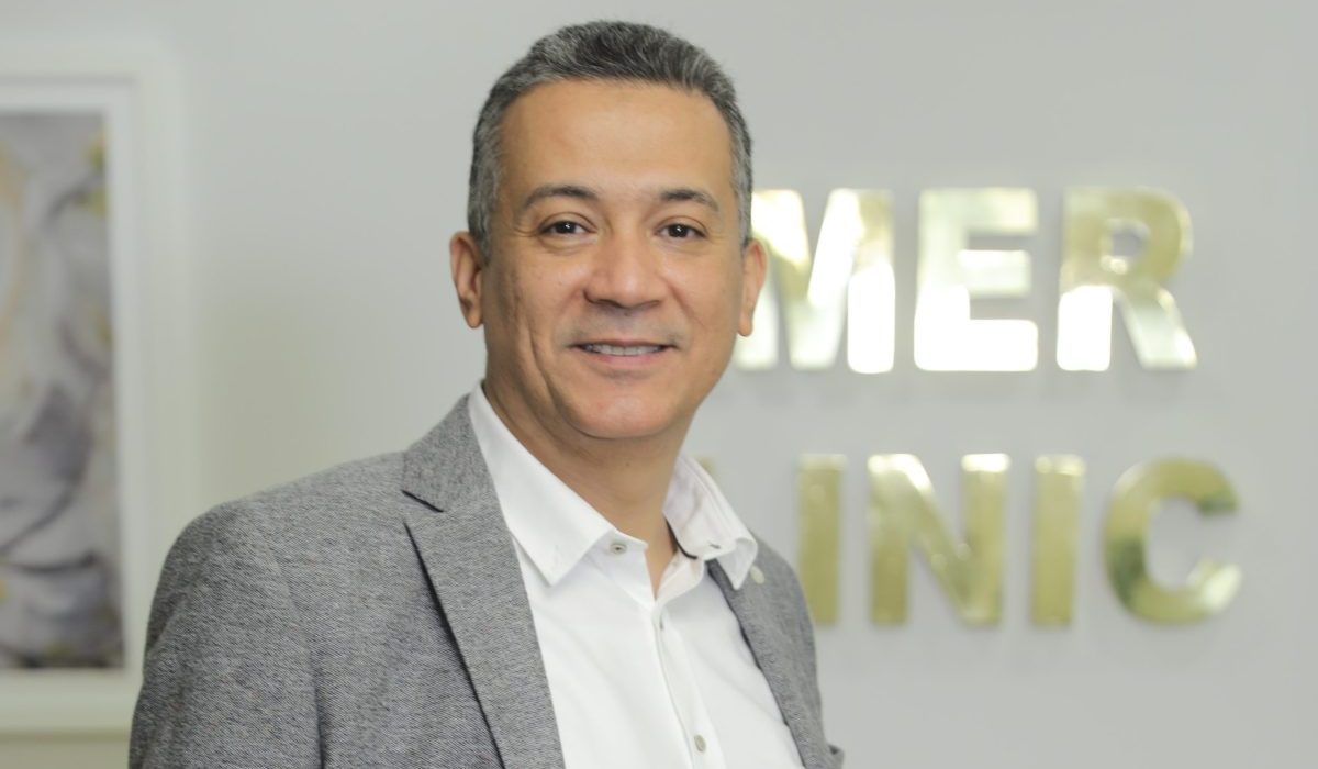Dr. Amer, Professor of Plastic and Microsurgery, explaining the causes and treatment of facial synkinesis